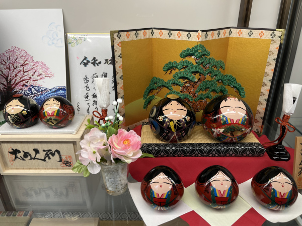 Found in a cultural center in Yamaguchi City. https://kogeijapan.com/locale/en_US/ouchinuri/ — "The story behind the design of these dolls is that Hiroyo OUCHI, the ninth head of the clan, had doll makers move to Yamaguchi from Kyoto and produce dolls for his residence in order to comfort his wife who was homesick for Kyoto. These dolls have round faces, almond-shaped eyed, and puckered lips, and are always in a pair. They are widely loved as a symbol of matrimonial happiness."